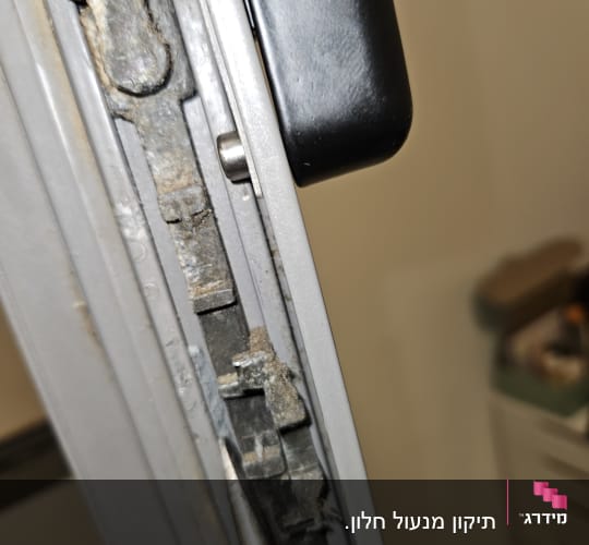 מנגנון נעילה של תריס עם ידית שחורה